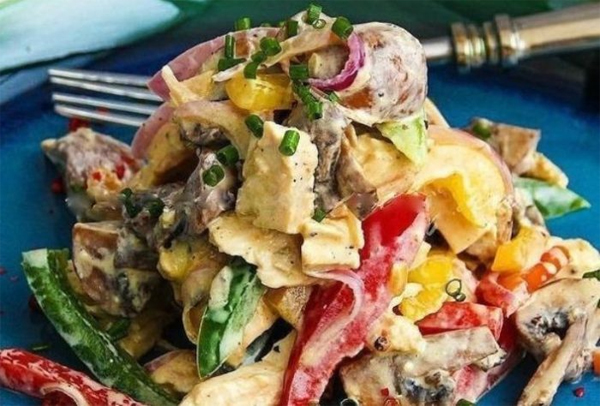Салат с курицей, грибами и перцем - Газета Лубенщина