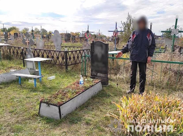 На Полтавщині поліція встановила чоловіка, який підозрюється у нарузі над могилами у Лубенському районі