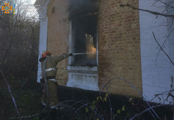 На Лубенщині ліквідовано пожежу у занедбаній будівлі