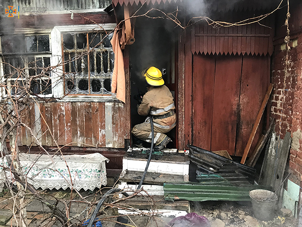 Рятувальники загасили пожежу в господарчій будівлі в Лубнах