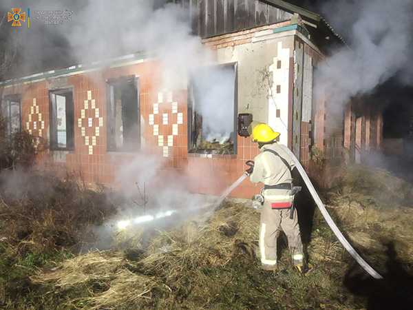 На Лубенщині горіла занедбана будівля