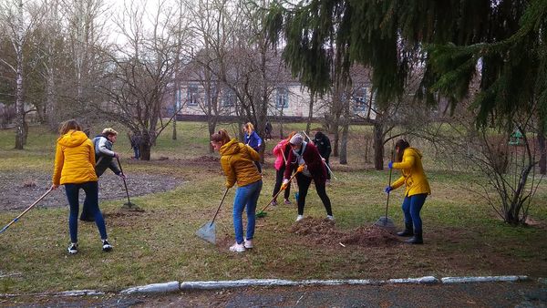 У Жданівському навчально-виховному комплексі взялися за весняне прибирання