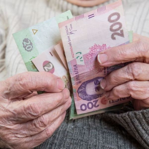 Примусового переведення на картки не буде: Укрпошта продовжить виплату пенсій та соціальної допомоги 