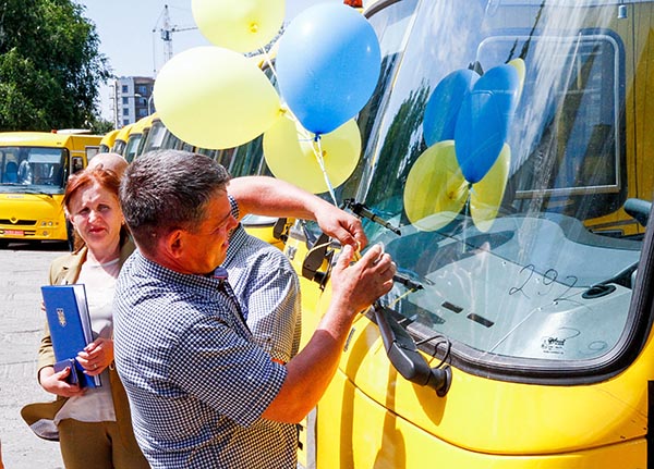 В які заклади освіти Лубенщини поїдуть 5 нових шкільних автобусів 