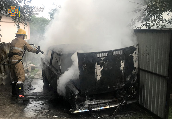В Лубнах вогнеборці ліквідували пожежу у автомобілі