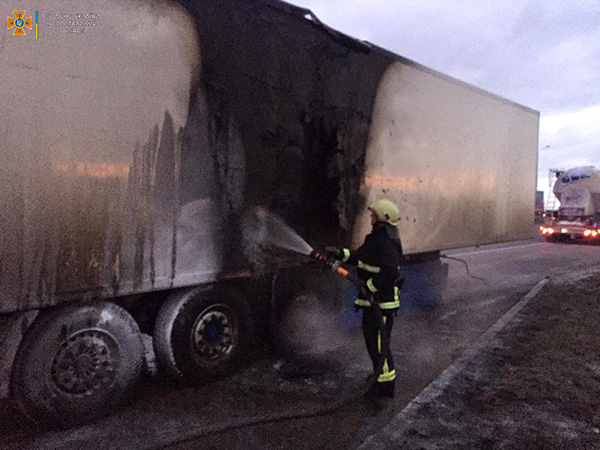 Рятувальники загасили пожежу в напівпричепі на Лубенщині