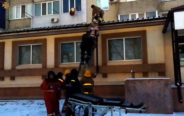 Рятувальники зняли чоловіка, який випав з вікна на покрівлю прибудови