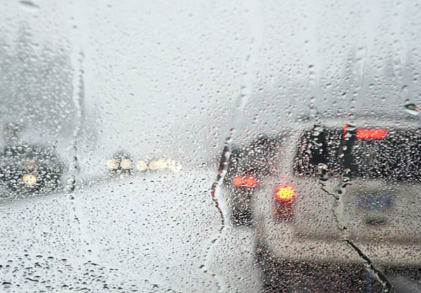 У зв’язку з очікуваним погіршенням погодних умов поліція Полтавщини радить водіям та пішоходам бути максимально уважними на дорогах