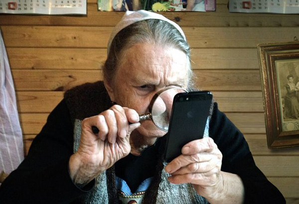 Стало відомо, коли лубенці віком 60+ зможуть записатись на отримання безкоштовних смартфонів