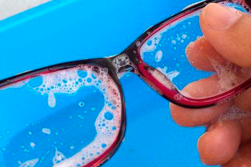Як ретельно почистити окуляри так, щоб їх не пошкодити: правильний та дієвий спосіб