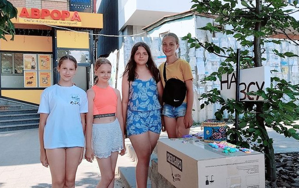 Лубенські дівчатка волонтерять біля ринку