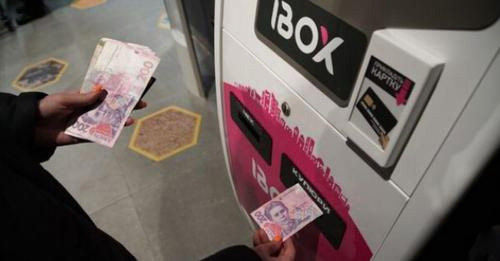 В Україні з 1 серпня вводять нові правила переказу грошей на банківські картки та поповнення рахунку готівкою