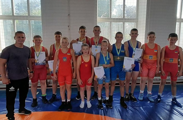 Чемпіонські медалі юних борців з Лубен