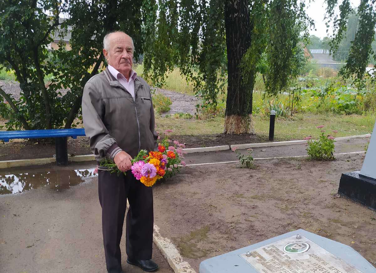 Активісти з квітами ішли до пам’ятників вшанувати полеглих героїв ІІ світової