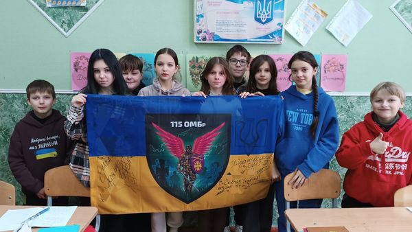 Прапор України - у подарунок дітям
