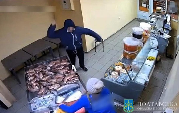 Розбійник з Полтавщини з ножем напав на продавчиню магазину