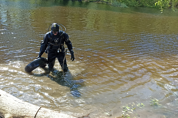 Підготовка до купального сезону 2024 року. Що витягли з дна Сули на пляжі 