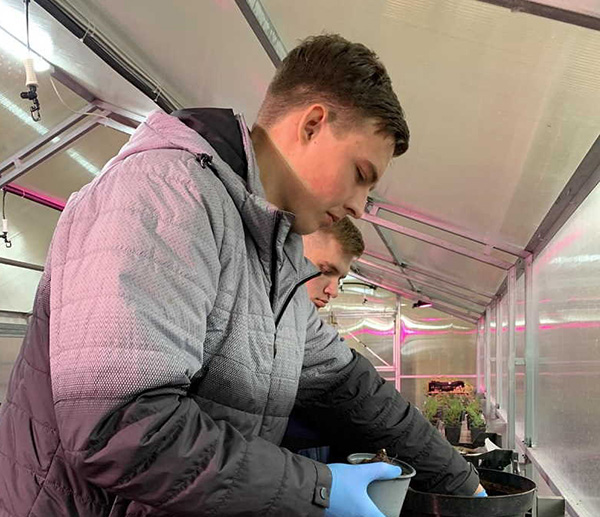 Майбутні фахівці опановують мистецтво вигонки цибулинних культур