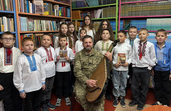Зустріч, що торкає душу: пошуковці ліцею поспілкувалися з кобзарем і воїном Віталієм Морозом 