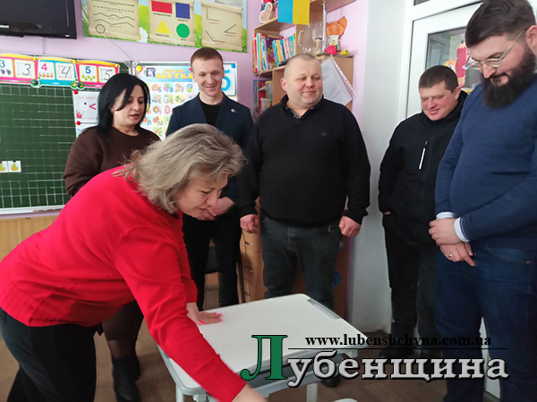 Благодійний фонд «МХП-Громаді» передав навчальному закладу шкільні меблі та пристрої