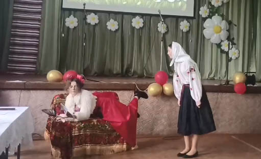 Юні артисти на сцені 