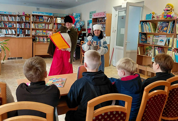 Козаки діти у бібліотеці