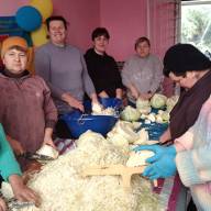 150 літрів маринованої капусти та салату з моркви приготували волонтери для захисників у філії Войнихівський будинок культури