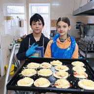 Діти самостійно виготовили піцу